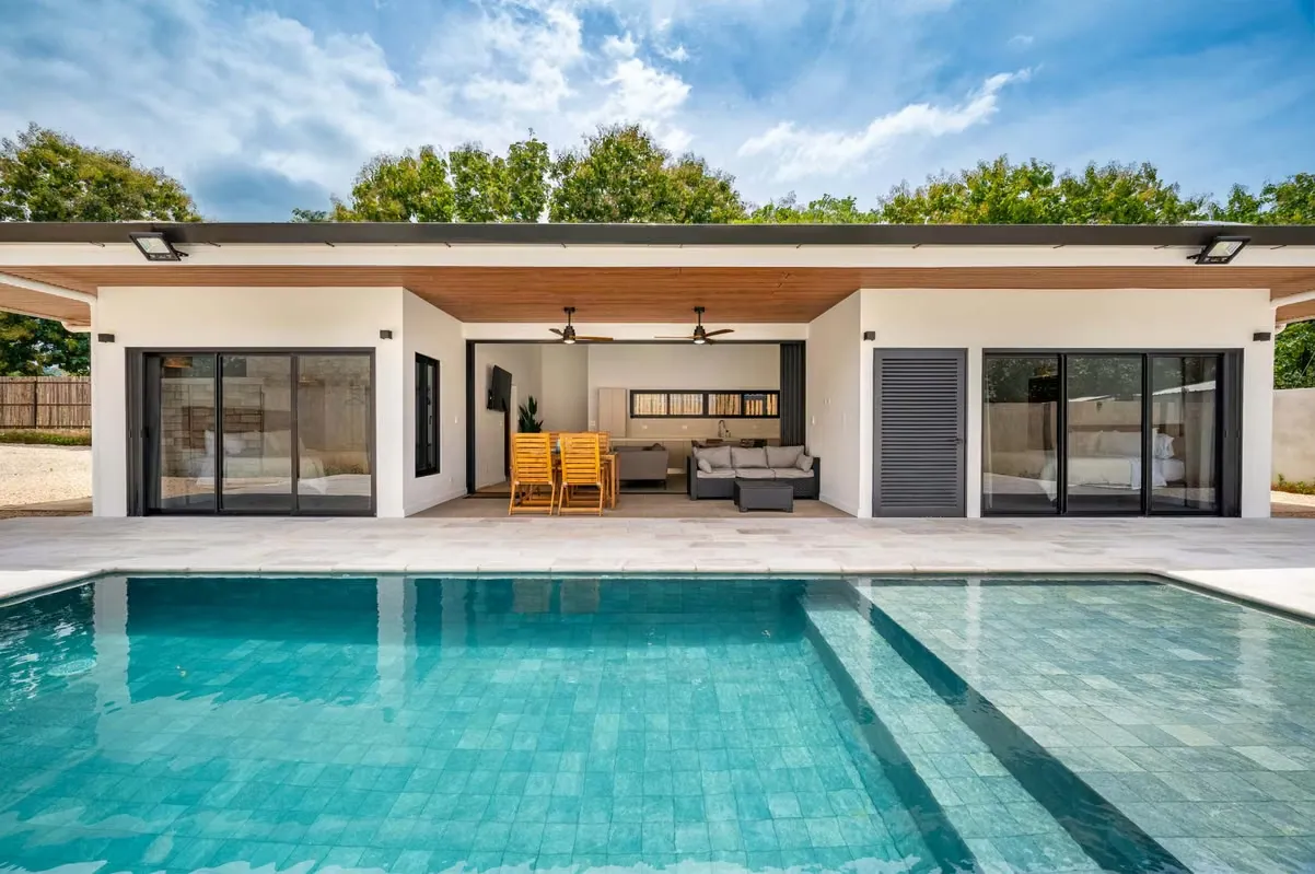 Casa moderna con piscina privada en Pinilla – lista para habitar o invertir