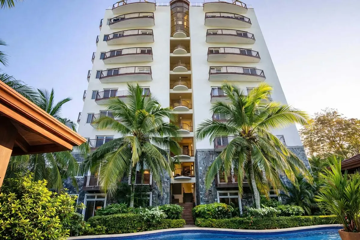 Excelente oportunidad de inversión y disfrute en Playa Herradura. Apartamento ubicado a tan solo metros de la playa, dentro de un condominio privado rodeado de naturaleza.
