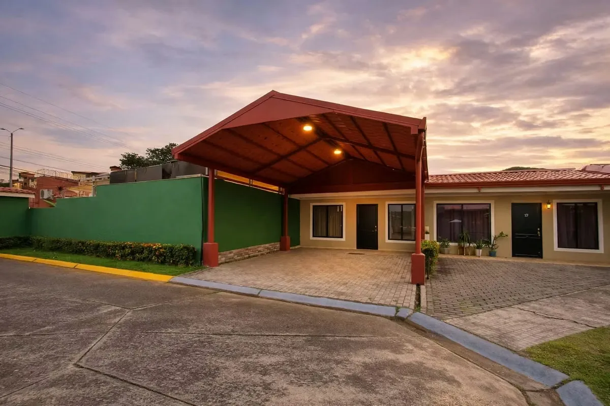 It is sold beautiful house in condo with 24 / 7 security, located just 700 meters from the beach, in an area of easy access and high demand.