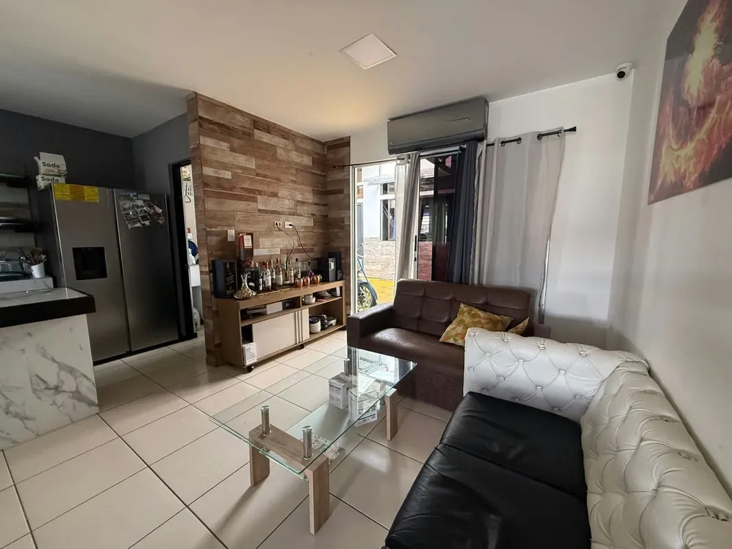 Venta de dos casas gemelas con apartamentos de alquiler en Alajuela