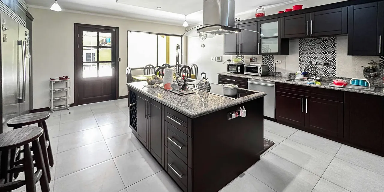 Corner house for sale, Lomas de Ayarco.