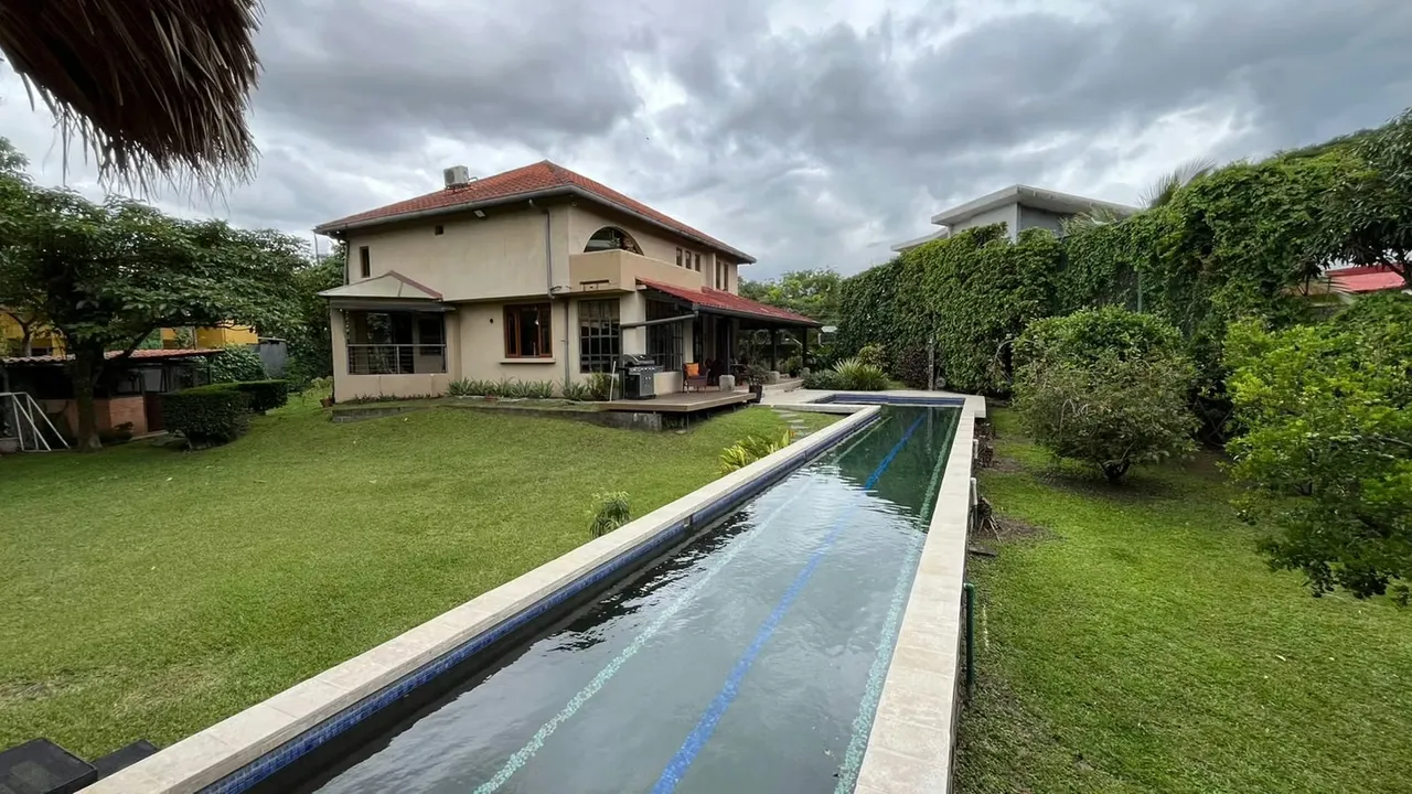 For Sale independent house in Santa Ana. Big lot and pool