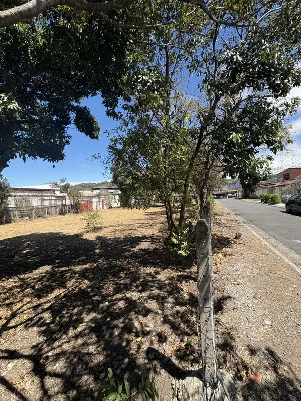 Venta de Lote Comercial Esquinero- Santa Ana - Pozos Sur