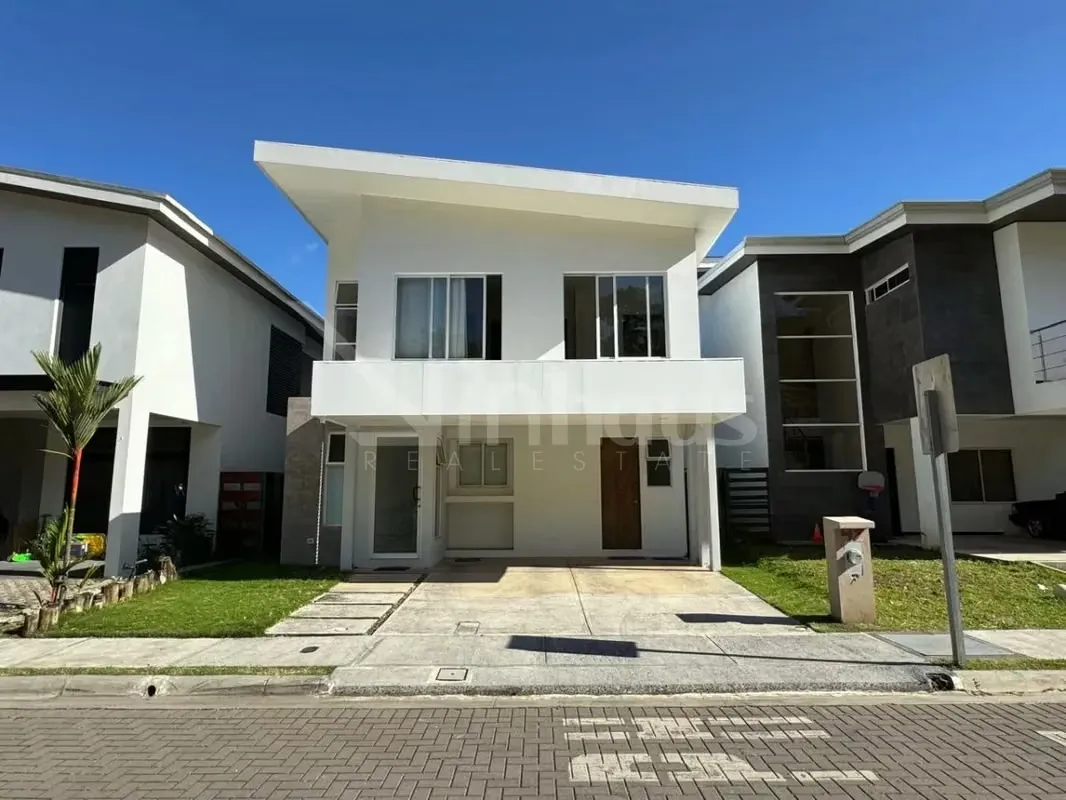 En venta casa en condominio Liv52, cerca de la Panasonic.