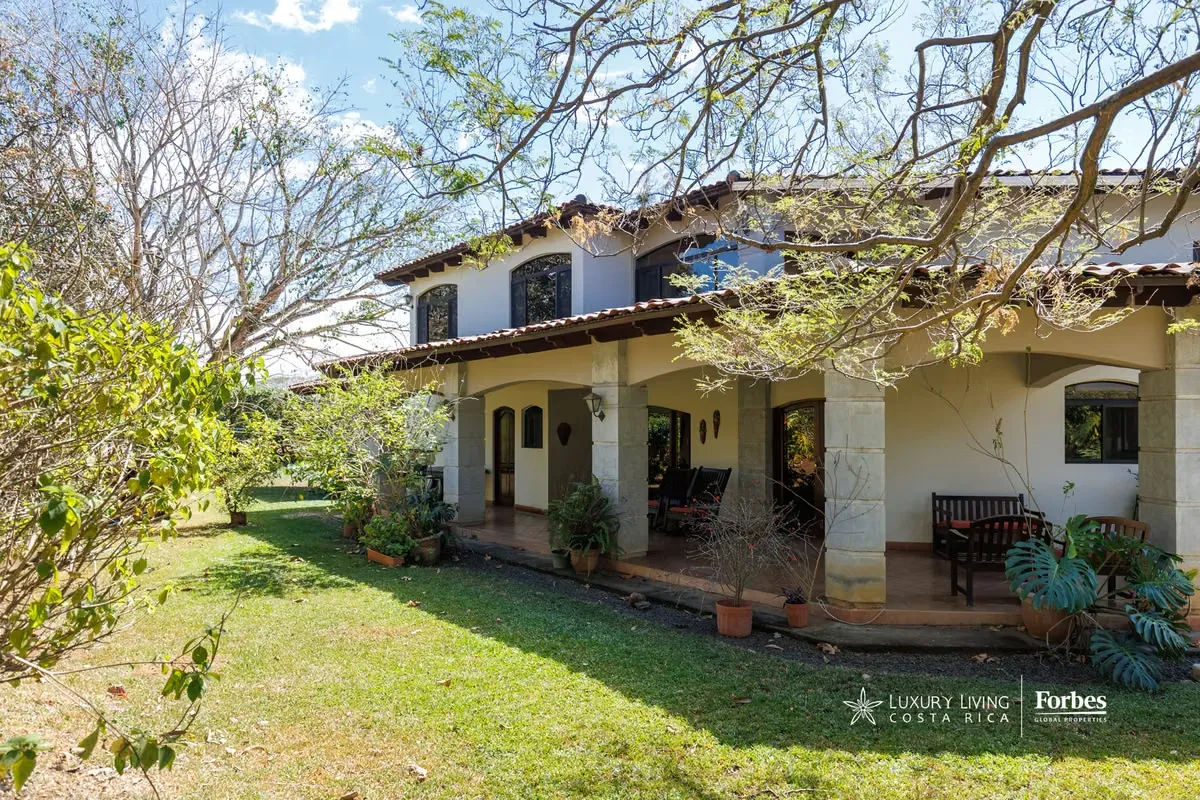 Located within Ciudad Hacienda Los Reyes in La Guácima, Alajuela, this residence offers a carefully balanced combination of solid construction, functional ...