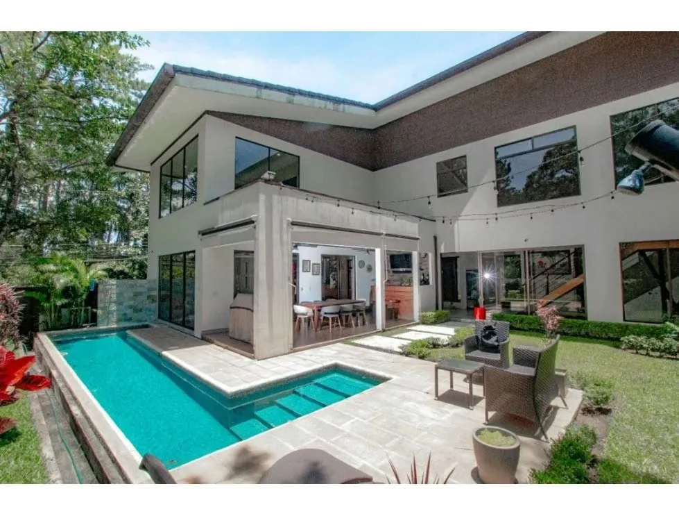 Casa contemporánea en venta en condominio exclusivo en La Guácima