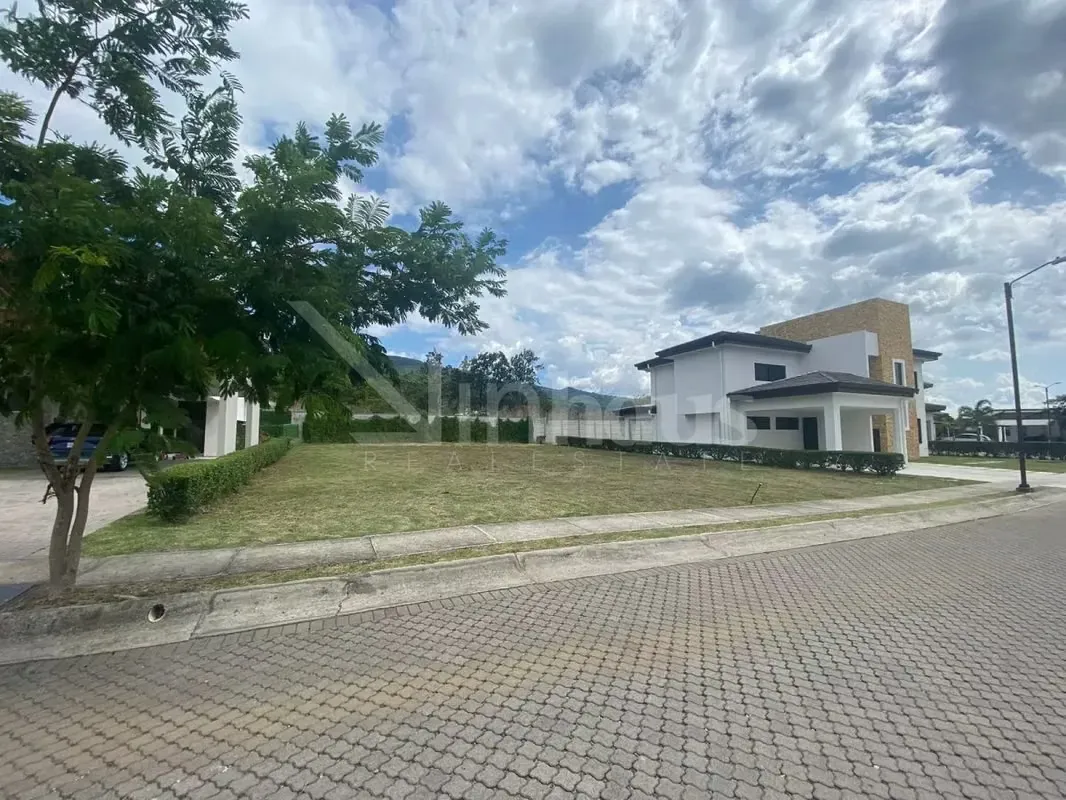 En venta lote TOTALMENTE PLANO. Condominio de 8 filiales. Santa Ana.