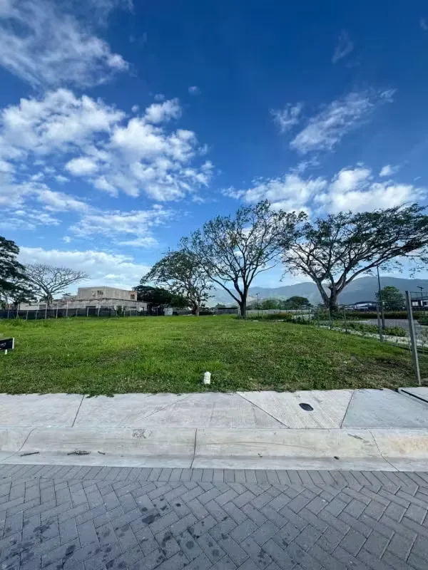 Venta de lote en condominio en Lindora