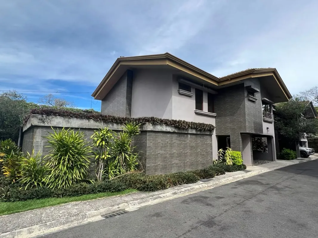 Casa en Alquiler en Santa Ana | Piscina Privada | $3,500 con o sin muebles