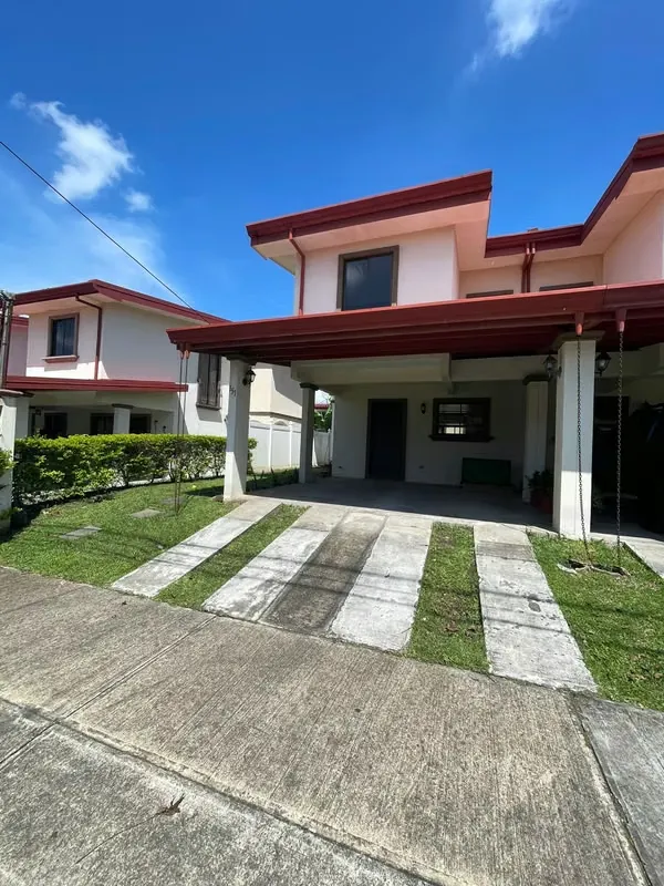 Hermosa casa recientemente remodelada, ubicada en una de las zonas de mayor plusvalía y en uno de los condominios más cotizados de El ...
