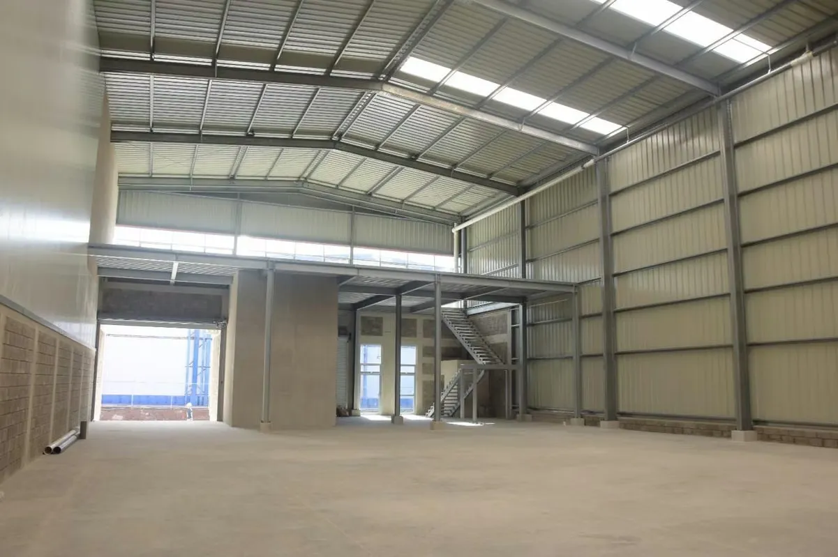866.90 m2 (638.80 m2 warehouse floor + 204.20 m2 mezzanine + 23.90 m2 loading area with dock)