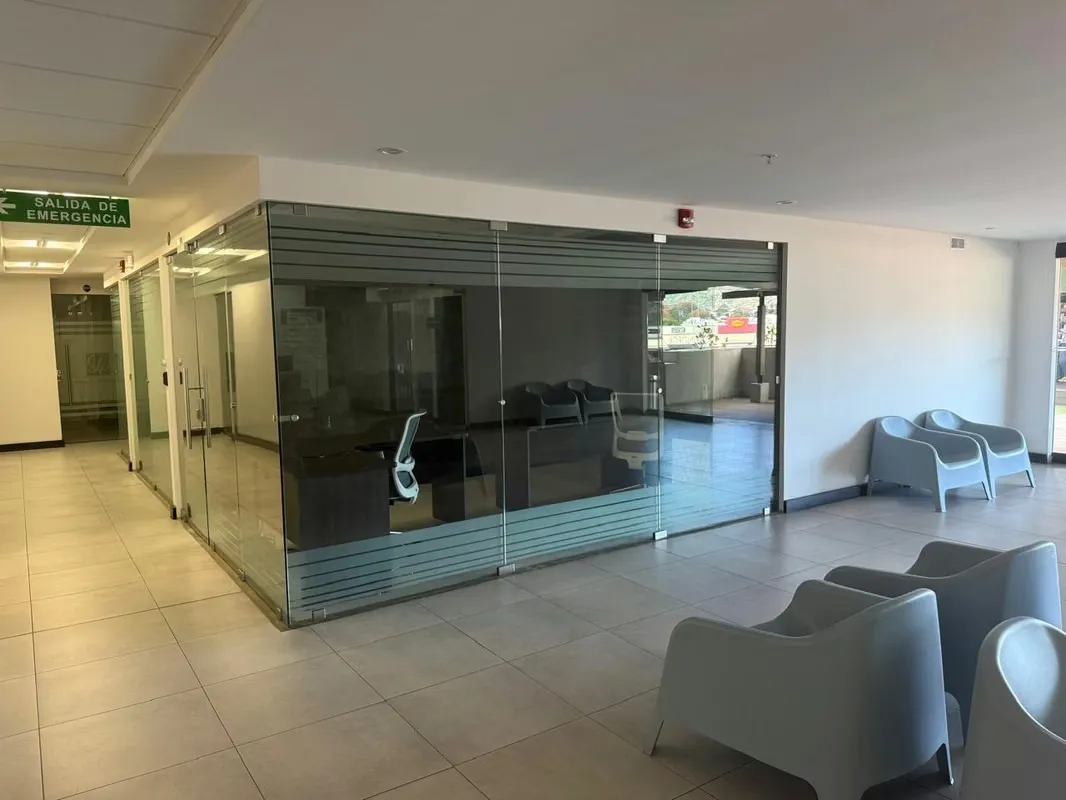 Amplio espacio para consultorio u oficina