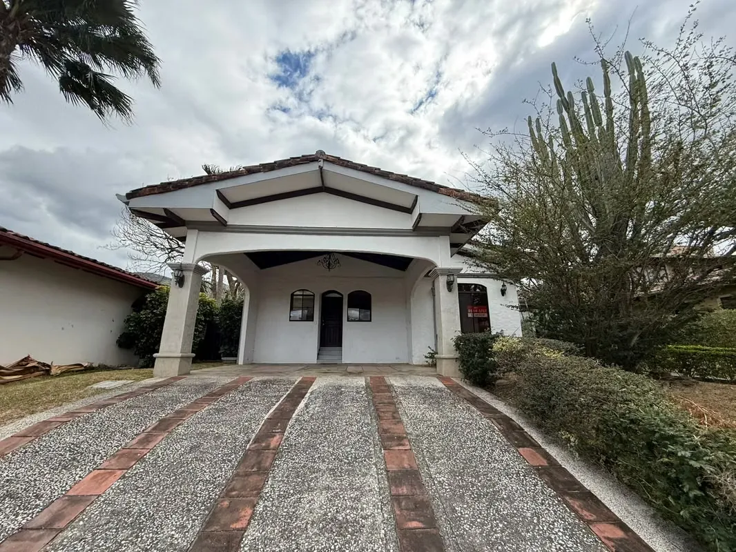 Hermosa casa de un nivel, ubicada en un condominio privado que ofrece tranquilidad, seguridad y un ambiente ...