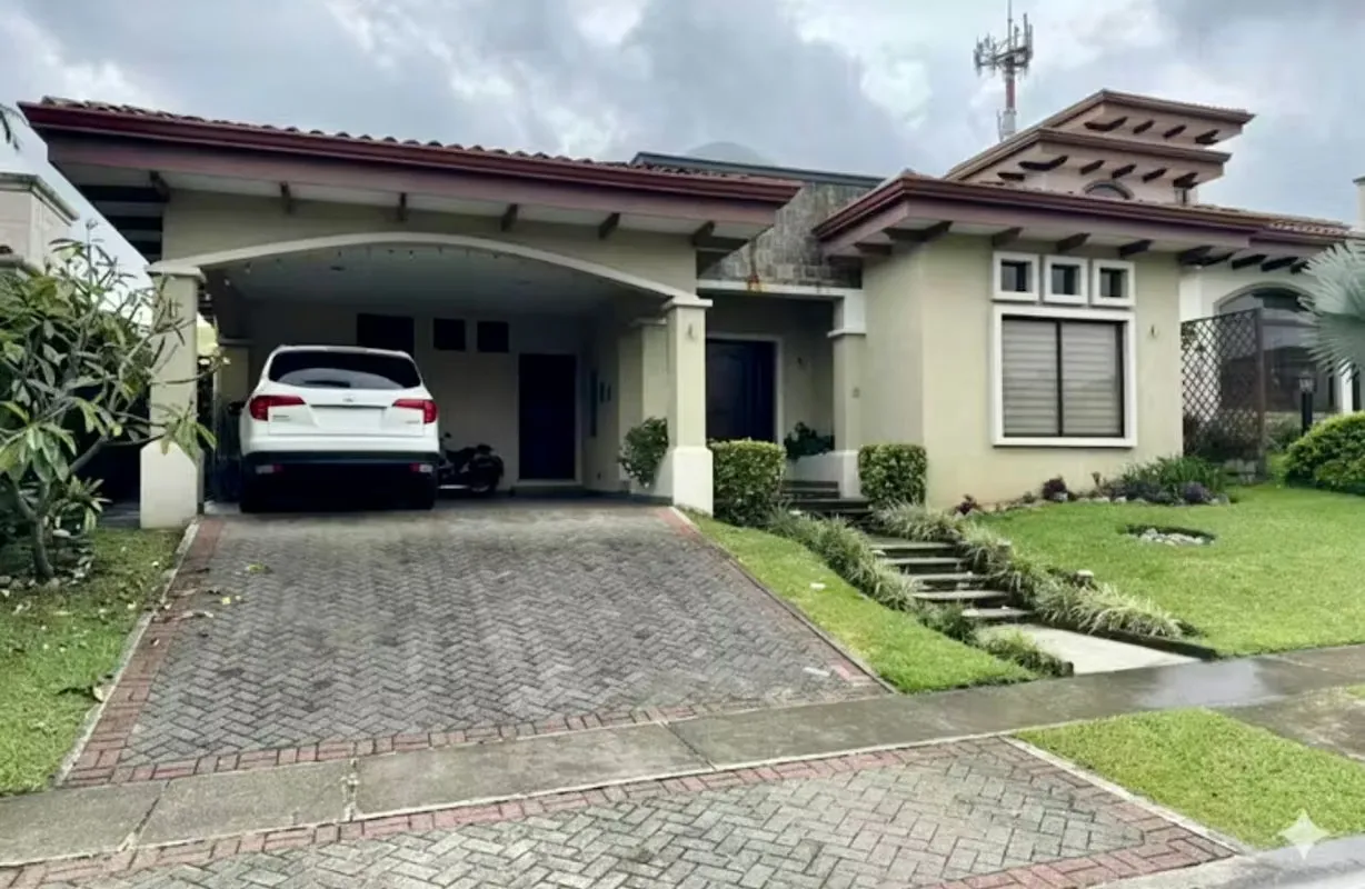 CASA EN VENTA EN CONDOMINIO EXCLUSIVO, SANTO DOMINGO DE HEREDIA.