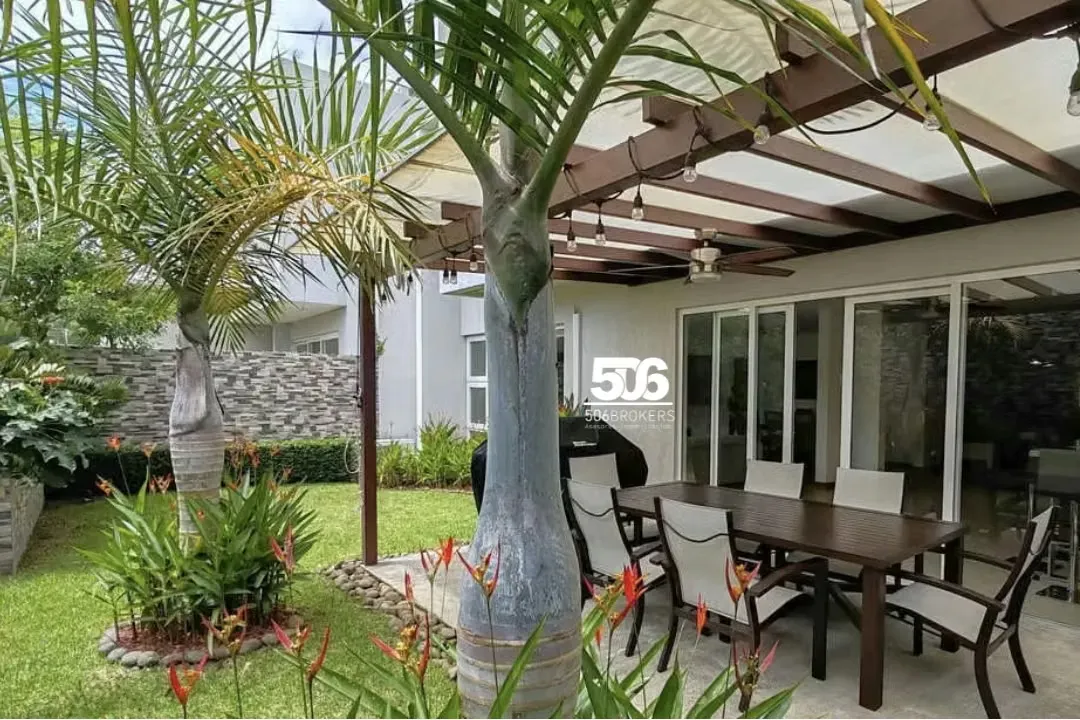 Casa Moderna en Escazú, Guachipelín - 4 Hab y 4 Parqueos - Cerca CIMA, Multiplaza y Ruta 27