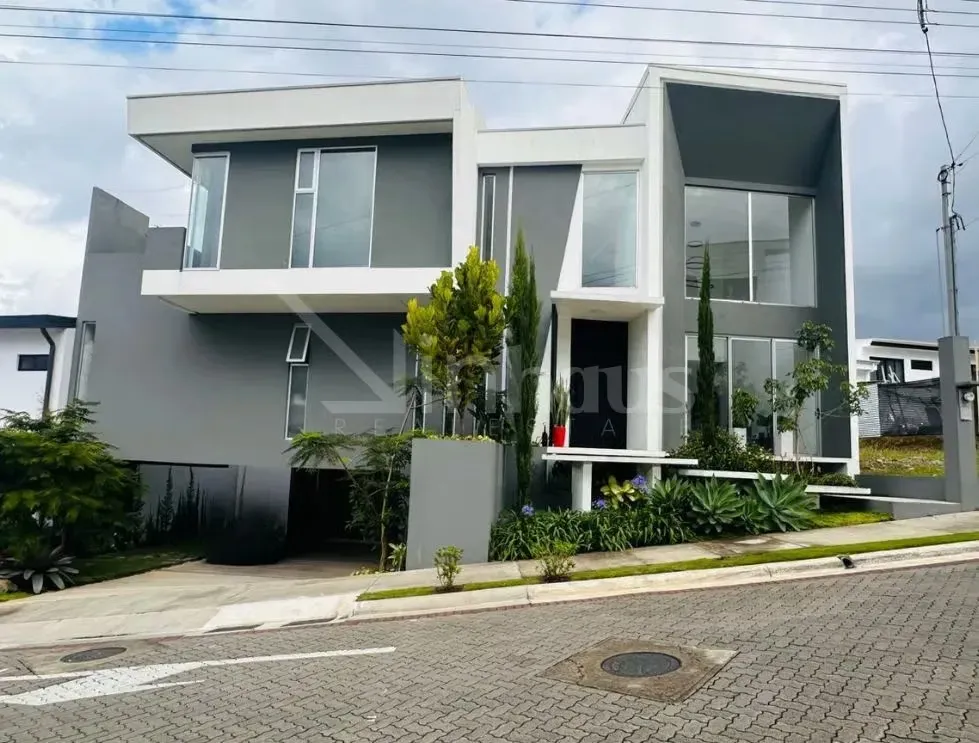id 41852 Casa con gran espacio de patio en Condominio con Amenidades
