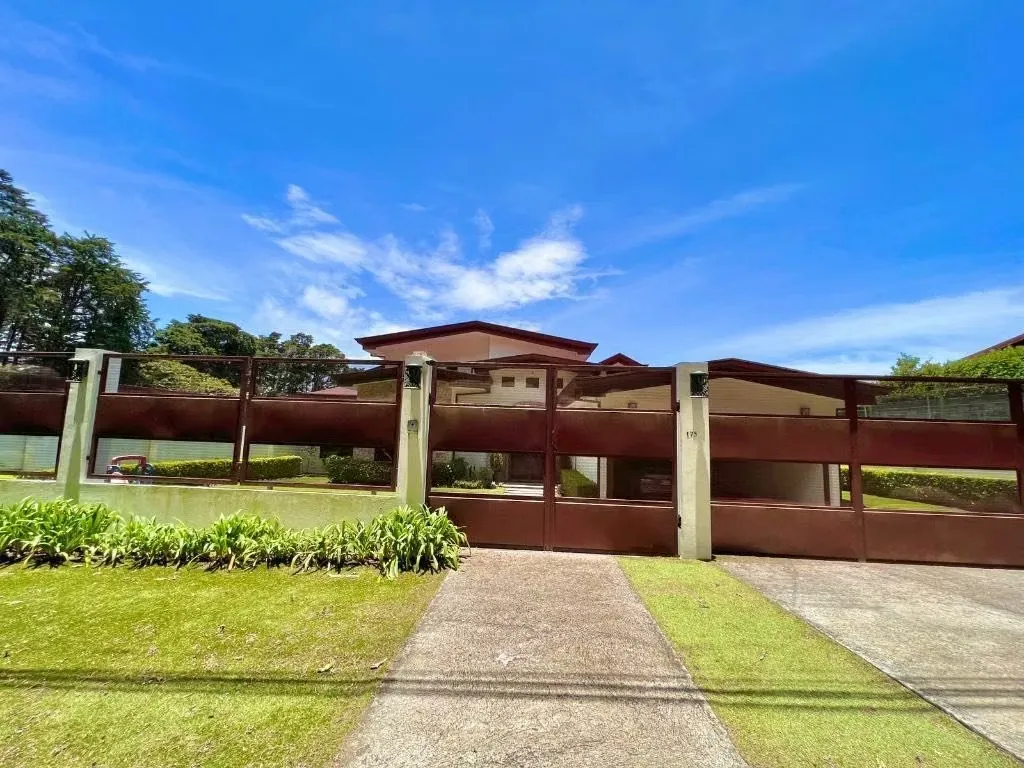 Se Vende Casa de Lujo 1 Planta | San Rafael de Heredia | 4 Hab + Oficinas