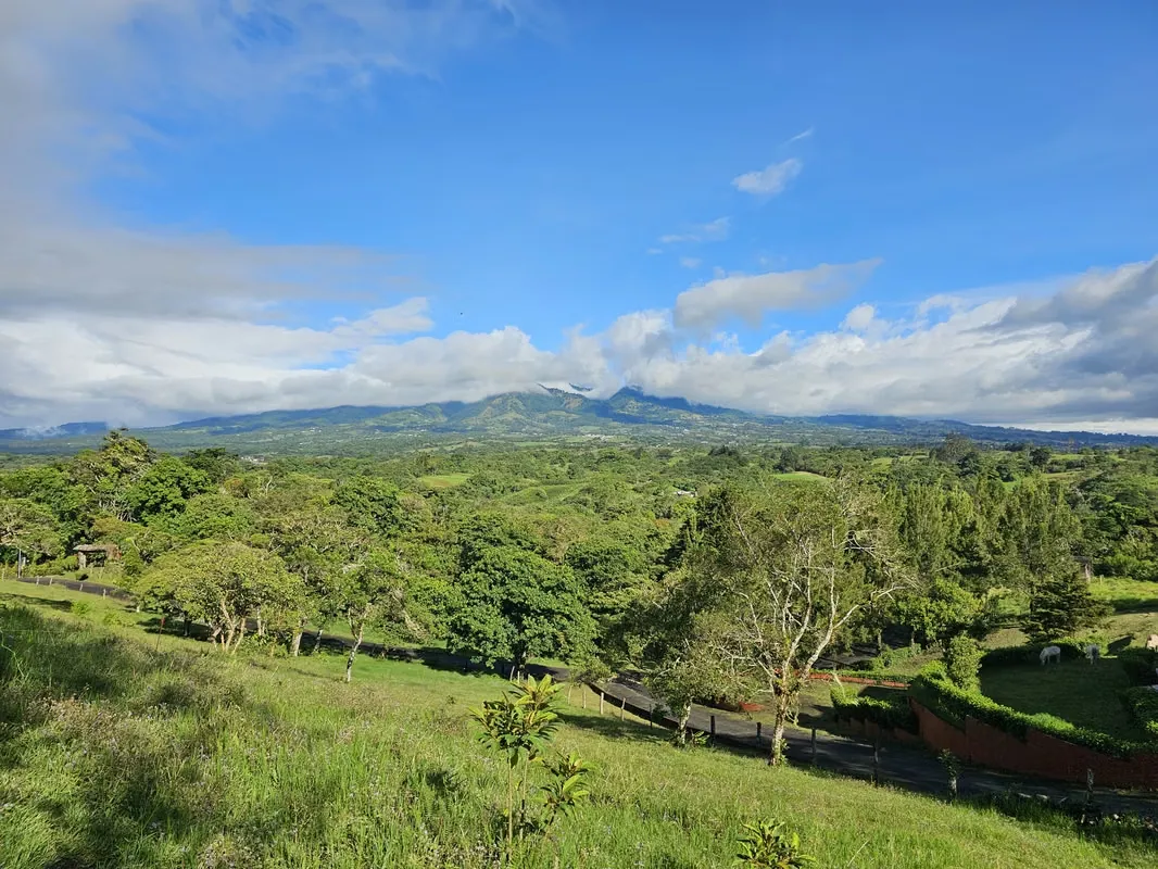 Venta de lote con facilidades en Residencial Privado Zurquí Hills, Heredia
