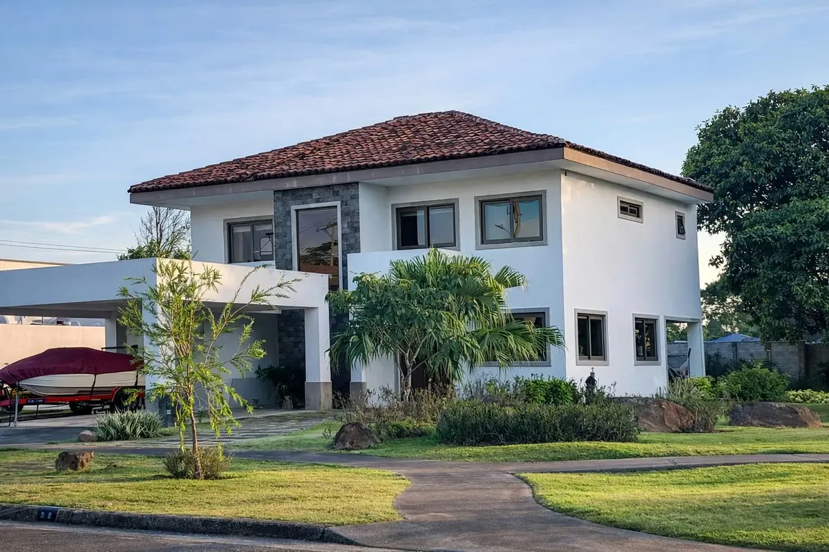 Casa moderna y exclusiva en La Guácima — Seguridad y confort