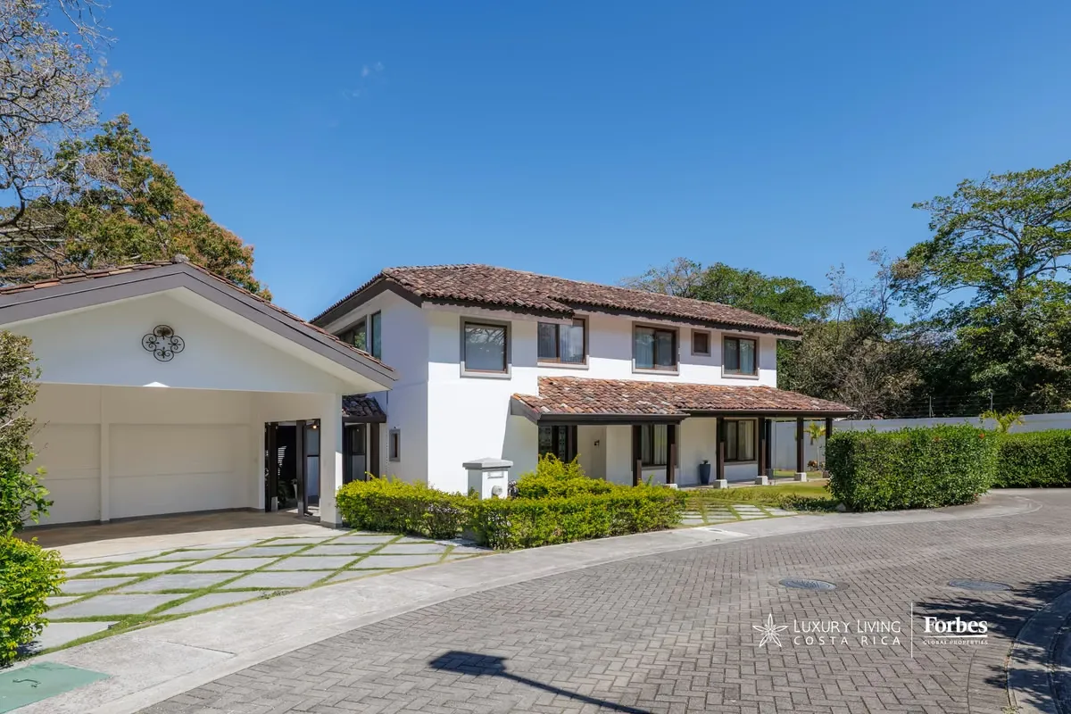 Located in the exclusive Oro Sol condominium in Río Oro, Santa Ana, this private community offers 24/7 security, controlled access, and a prime location just minutes from ...
