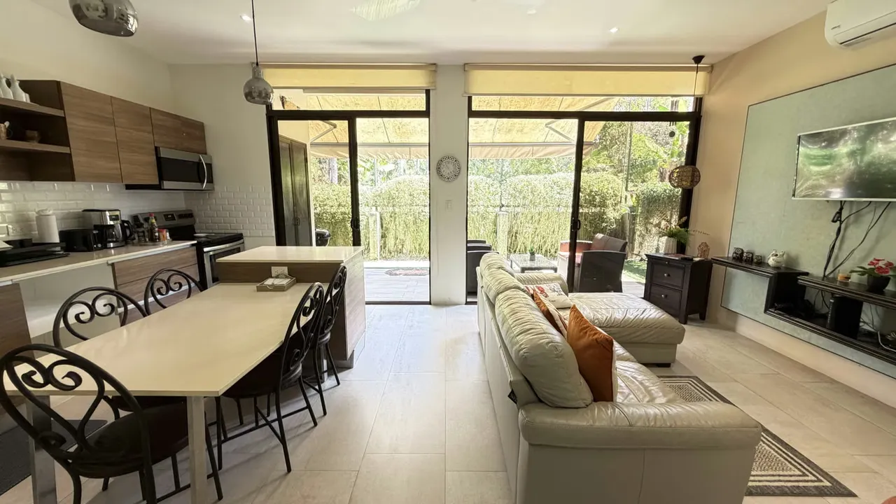 Excelente oportunidad de inversión o para vivir cerca del mar en una zona de alta demanda. Este apartamento en condominio ofrece seguridad, ...
