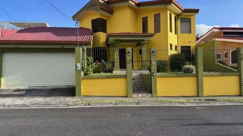 Hermosa casa en residencial Sierras de la Unión en San Rafael de La Unión, estrategicamente ubicado con fácil salida a Cartago y San José por pista; y cercanía a ...