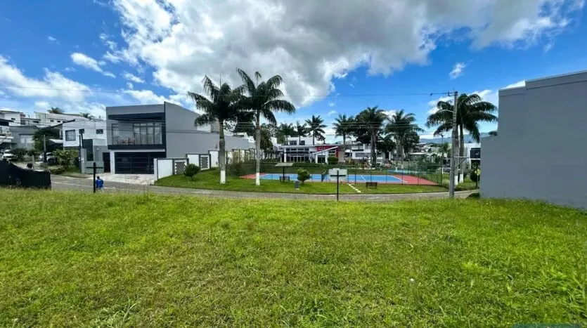 Ubicado en San Rafael de Montes de Oca, este lote le ofrece la oportunidad de construir su hogar en una de las zonas residenciales más cotizadas del este de San José. ...