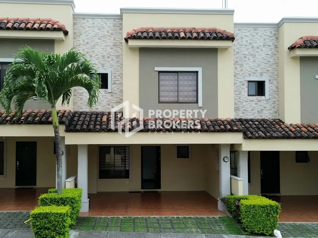 Beautiful house with excellent ventilation and natural lighting in all its areas, located in a safe and family condo in one of ...