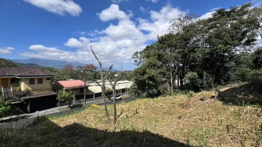 Beautiful lot located in Pinares, Curridabat, on a very quiet and safe street, close to the community’s green areas and with easy access to Calle Vieja and its wide ...