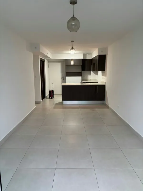 Se alquila apartamento en condominio con multiples amenidades.