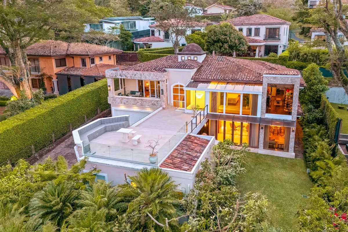 LUXURY TURNKEY RESIDENCE WITH PANORAMIC VIEWS + GUEST HOUSE IN CERRO ALTO ESCAZU
