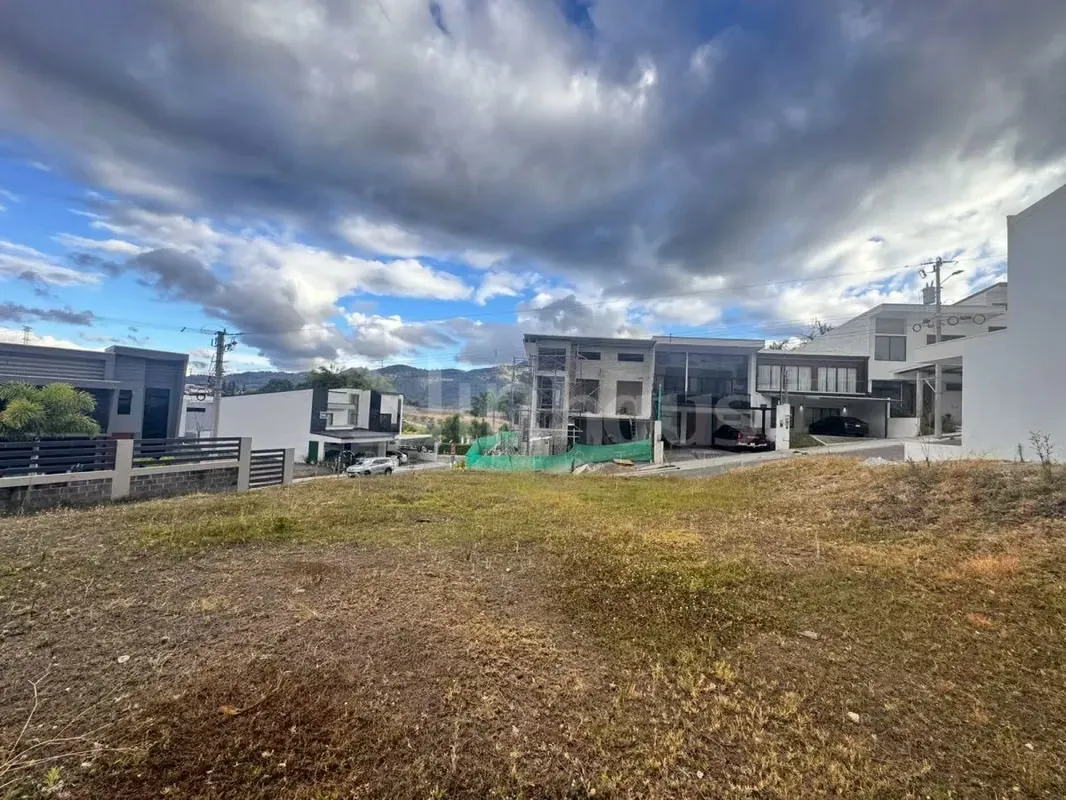 id # 41947 Lote ideal para proyecto residencial moderno en condominio.