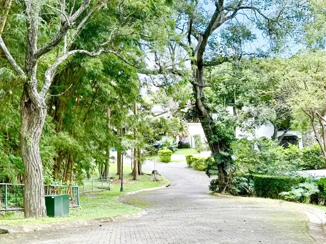 LOTE PLANO DE 908.M2 EN EXCLUSIVA  EN CONDOMINIO EN GUACHIPELIN  ESPECTACULAR