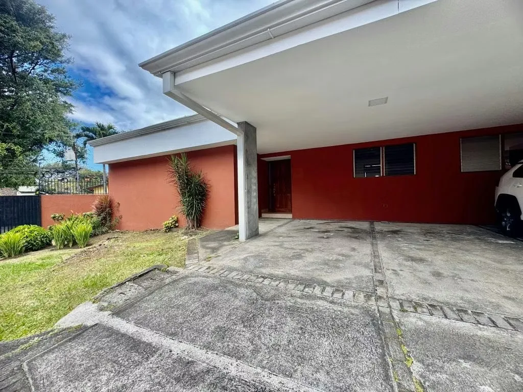 Casa en venta en la mejor zona de Escazú, una sola planta! KS