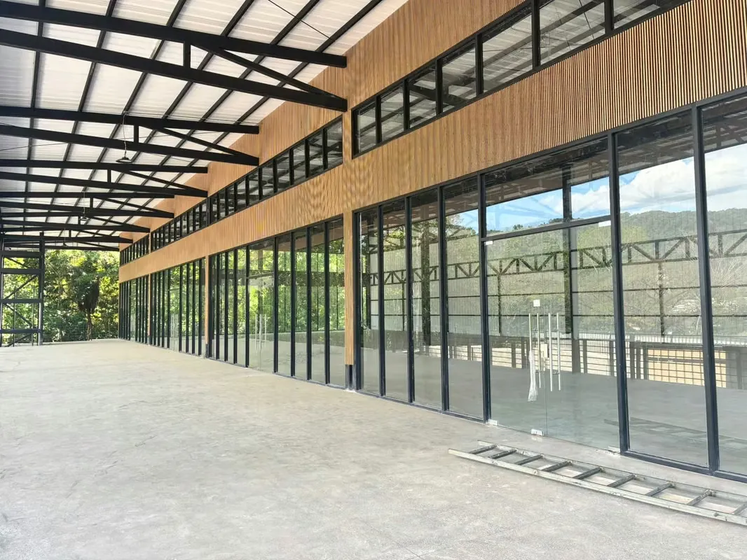 Position your business at the highest projection point in Herradura. We offer for rent a 360 ...