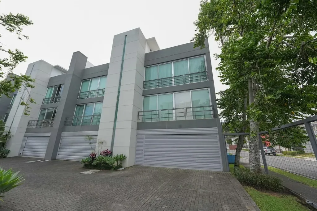 Exclusive remodeled 4-level loft in Guachipelín de Escazú, very close to Multiplaza. It boasts 214.10 m2 distributed as follows: