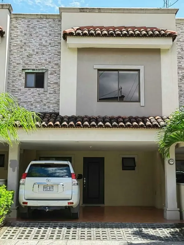 Viva con comodidad, seguridad y excelente ubicación en el reconocido Condominio Santa Ana Hills, una de las comunidades ...