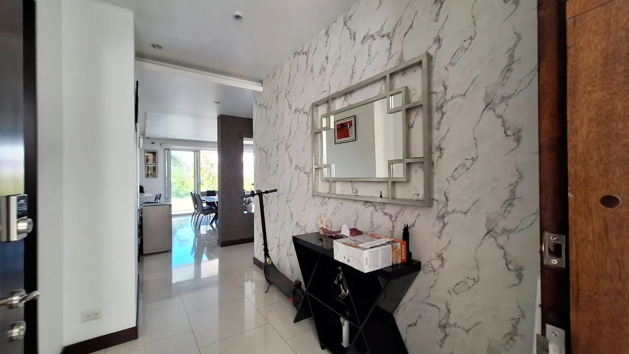 SALE Contemporary second floor apartment in Santa Ana
