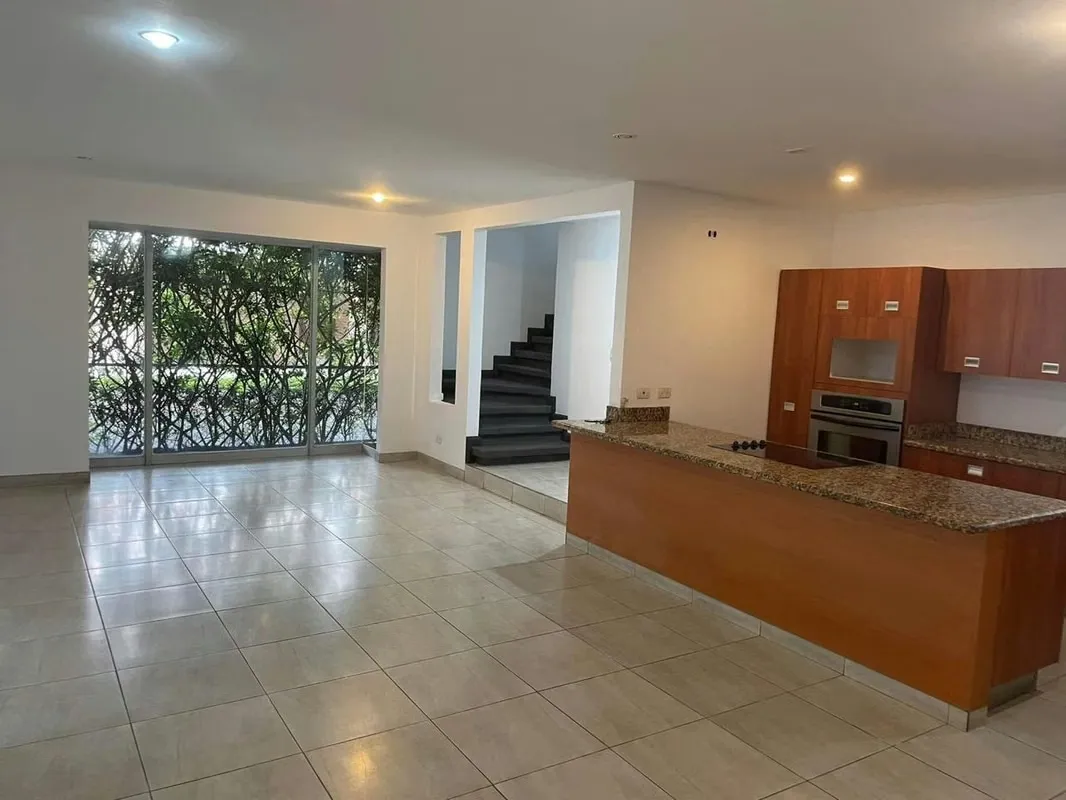 Venta de casa esquinera en condominio en Santa Ana centro