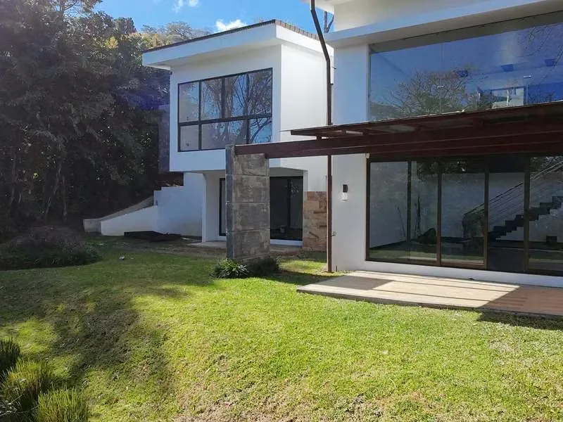 4-bedroom house in the Montaña del Sol Condominium in Piedades de Santa Ana. The property has 1577 m² of land and a 420 m² of construction on two levels, distributed as ...