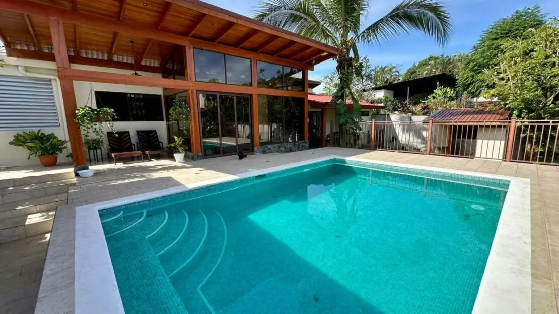 Bonita casa de 4 dormitorios en area muy privada y tranquila de Atenas