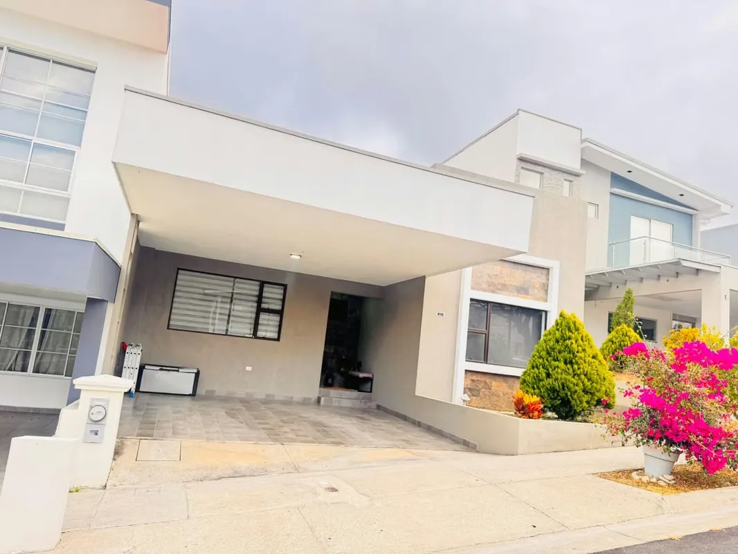 id 42027 Casa de una planta con gran patio en condominio