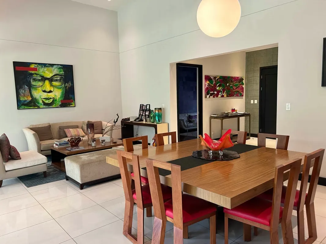 VENTA DE CASA EN SANTA ANA CON JARDINES Y ESPACIOS AMPLIOS