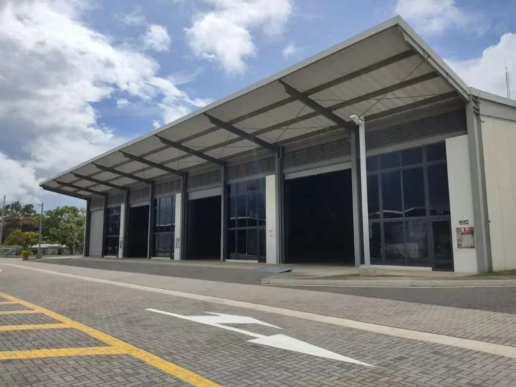 Bodegas de 936 m en complejo Industrial Ciruelas
