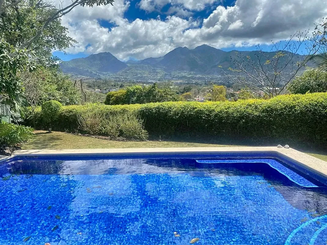 Casa en Comunidad de 4 Casas de Lujo, Bello Horizonte, Escazu