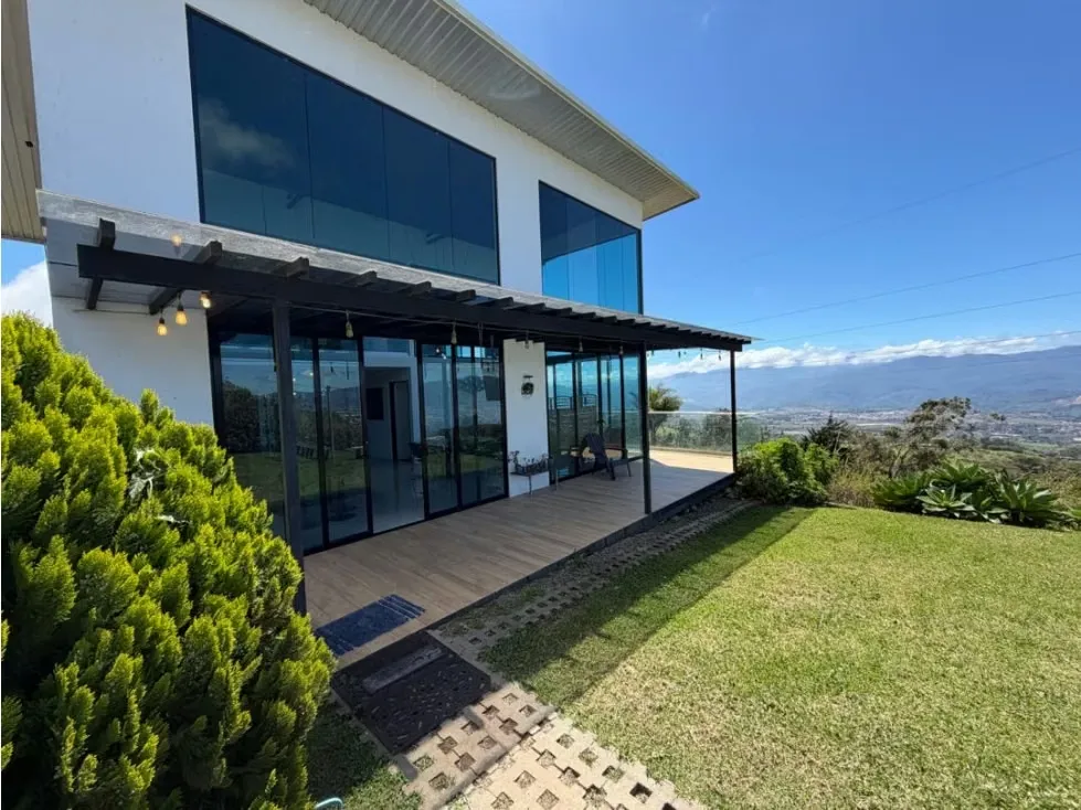 Venta de casa de montaña en Cartago, condominio Takiscú