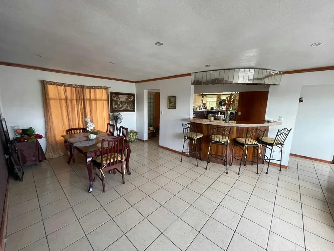 Venta de propiedad con 3 casas independientes en Escazú