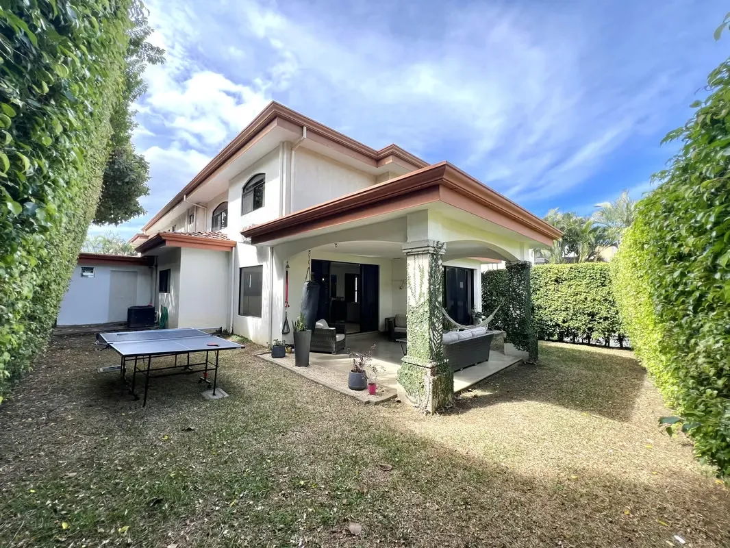 Venta de casa en Santa Ana. 3 Habitaciones + TV y Oficina + Servicio. ¡Amenidades!