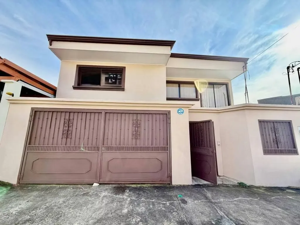 Se Vende o Se Alquila Hermosa Casa en Santo Domingo de Heredia