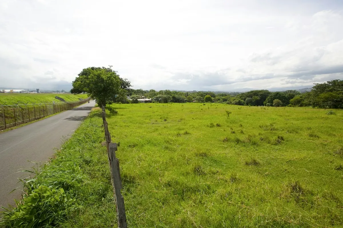 VENDO FINCA CONTIGUO AL AEROPUERTO JUAN SANTAMARIA.